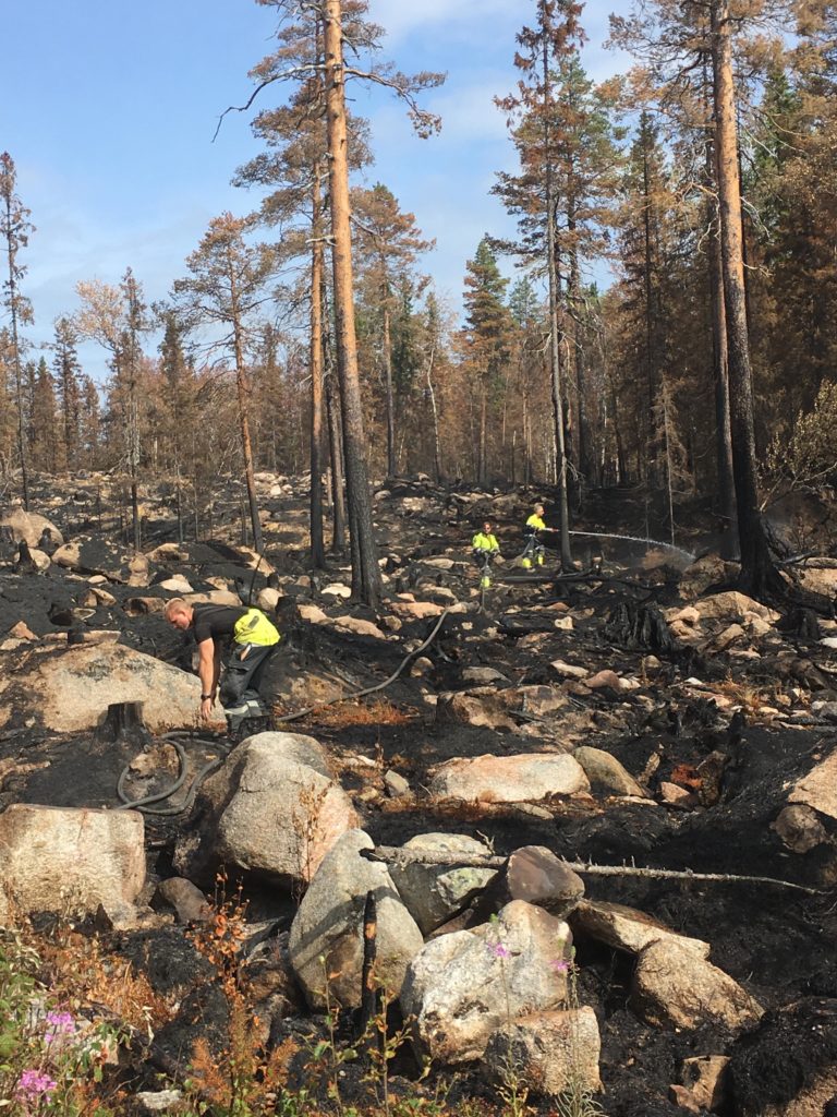 Våre_mannskaper_i gang_med_etterslokking.