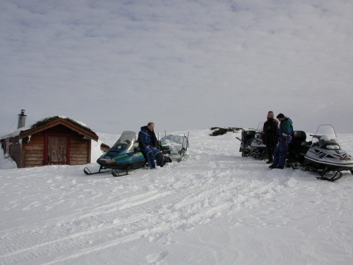Snøscootere og mannskap. Bildet er hentet på Nasjonalparkstyrets nettside.