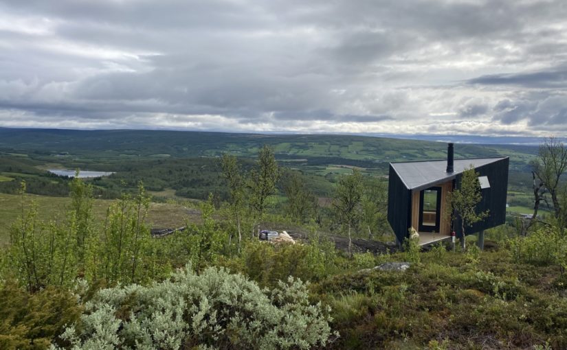 Dagsturhytta på plass på Gruvåsen
