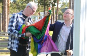 rektor og ordfører heiser flagg