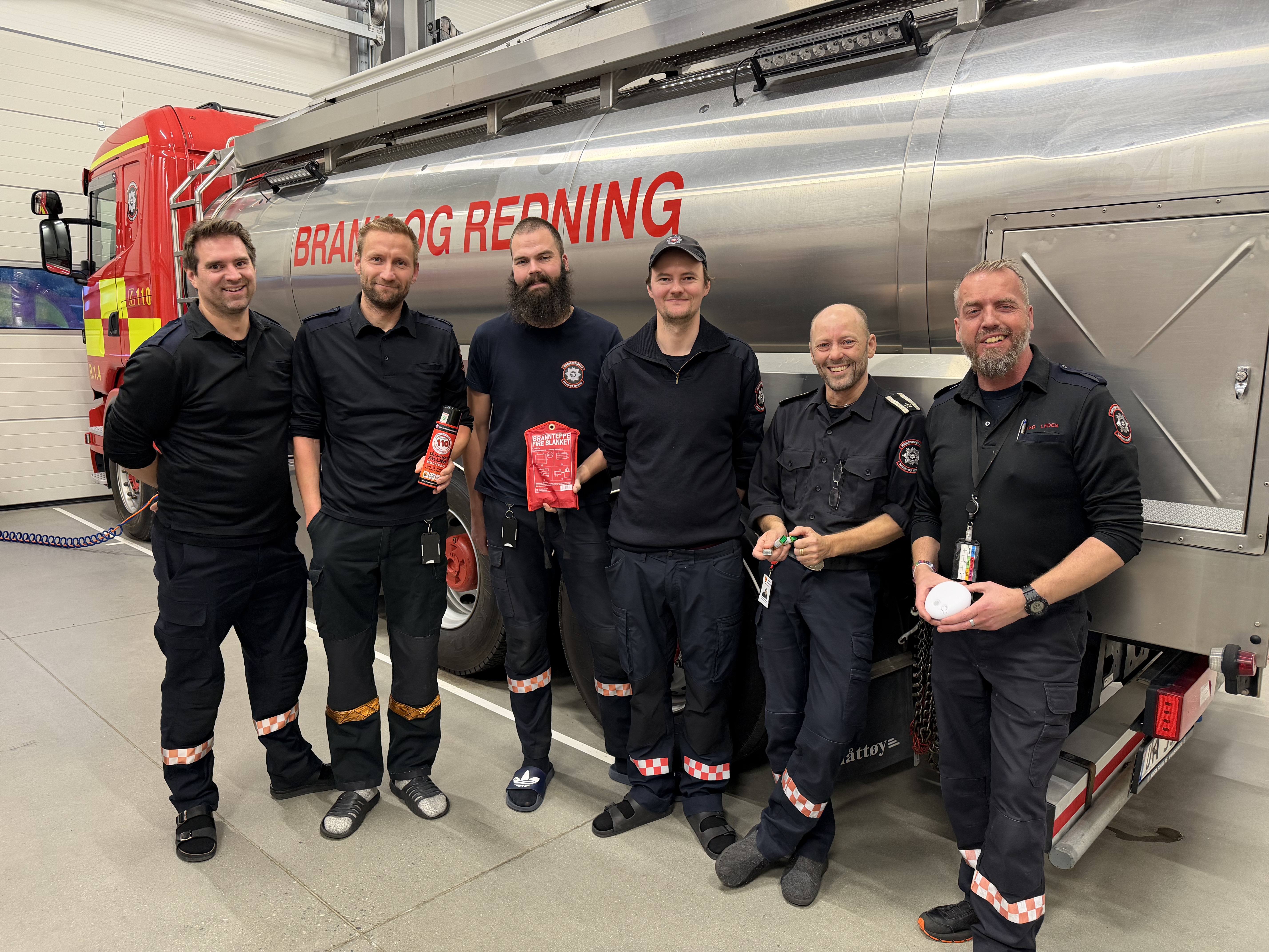 Brannfolk foran utrykningsbil