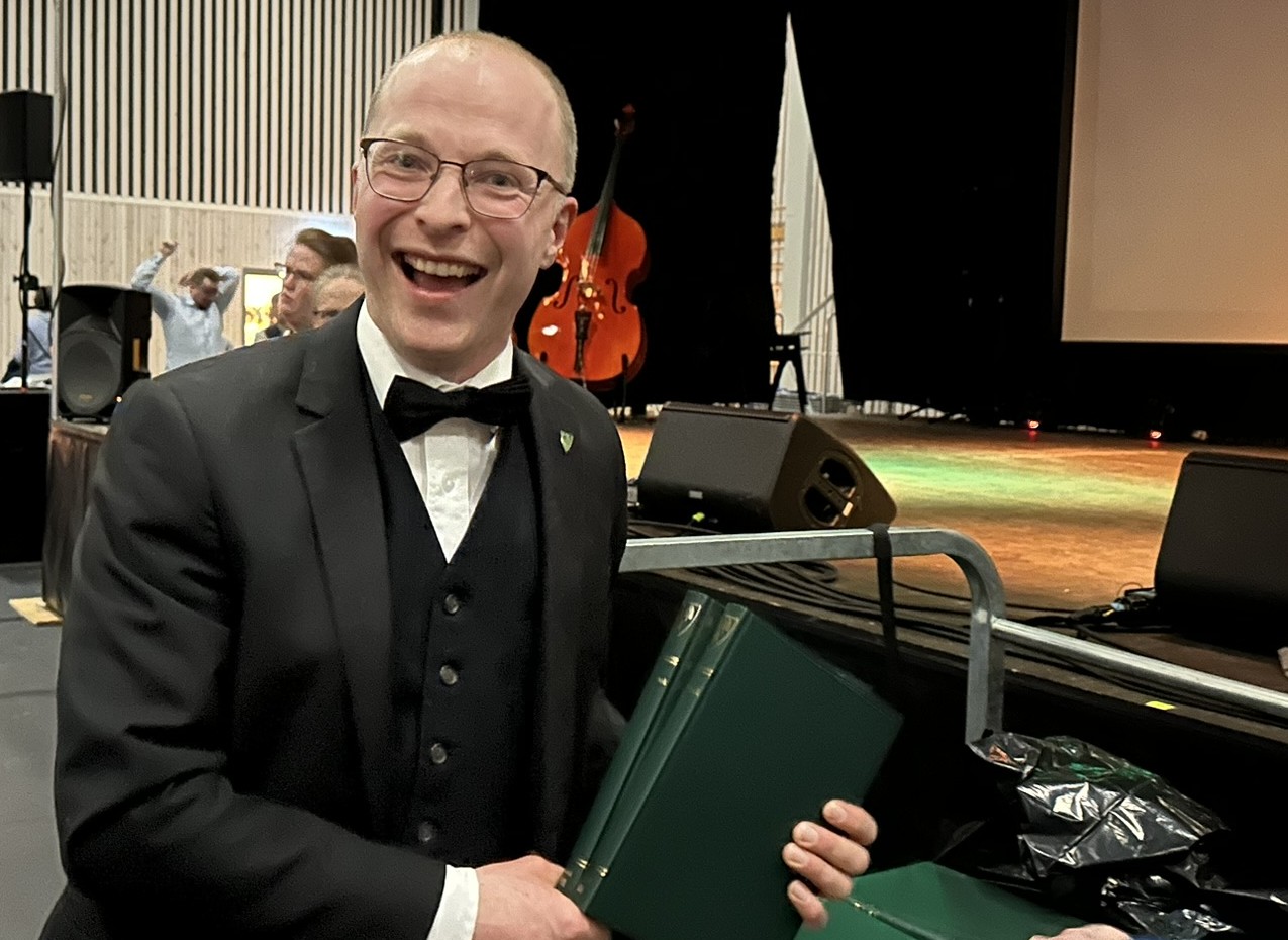 Ordfører Ivar Midtdal deler ut gratis bygdebøker