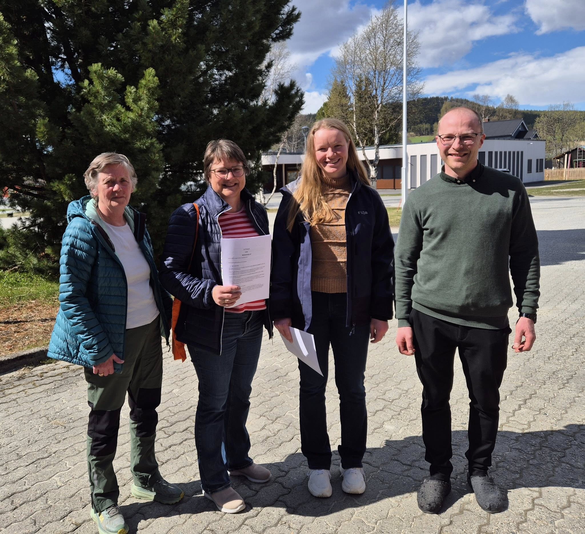Representanter for bygdekvinnelagene og ordfører: Fra venstre: Agnes Osflaten, Os bygdekvinnelag, Randi Brænd, Dalsbygda Bygdekvinnelag, Sina Joten Søndmør, Tufsingdal bygdekvinnelag og ordfører Ivar Midtdal